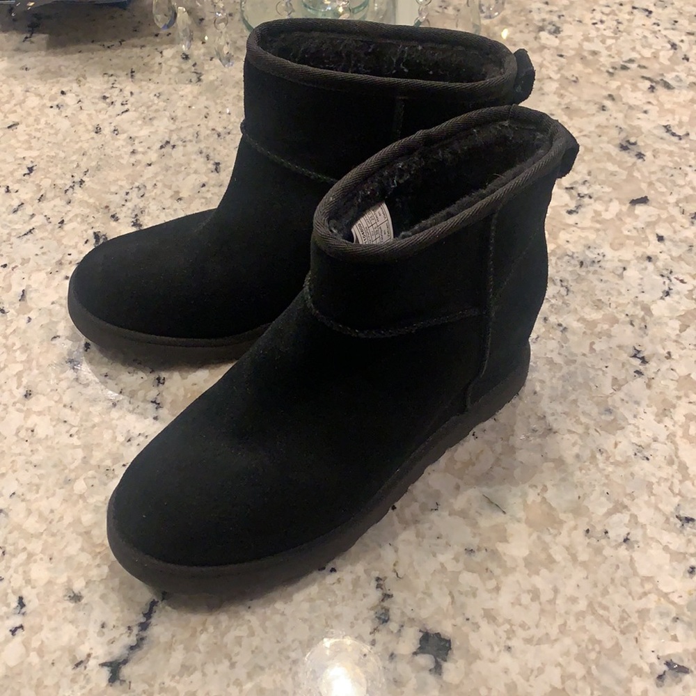 Ugg - Picture 2 of 7